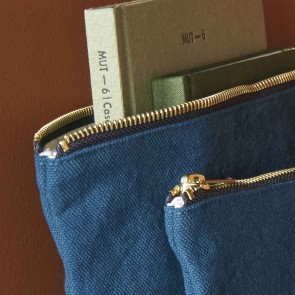 ΘΗΚΗ LA CERISE IONA ΜΠΛΕ ΣΚΟΥΡΟ 14x11 ΑΠΟ ΟΡΓΑΝΙΚΟ ΒΑΜΒΑΚΙ 2