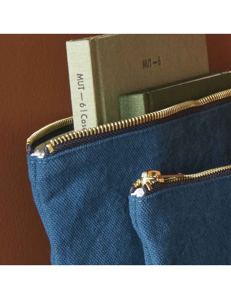 ΘΗΚΗ LA CERISE IONA ΜΠΛΕ ΣΚΟΥΡΟ 14x11 ΑΠΟ ΟΡΓΑΝΙΚΟ ΒΑΜΒΑΚΙ